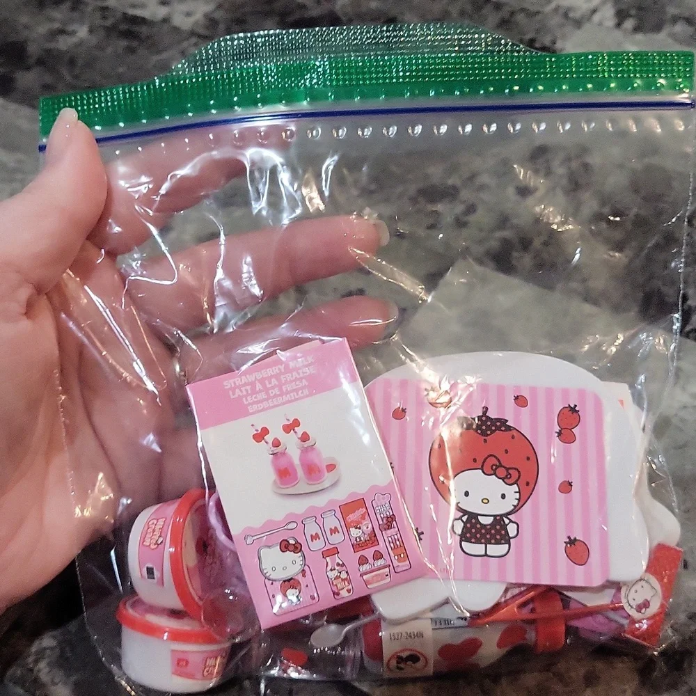 Miniverse Make It Mini Hello Kitty Strawberry Milk - Picture 5 of 6